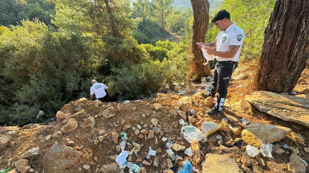 Muğla’da yol kenarına çöp atan iki otobüs firmasına ceza