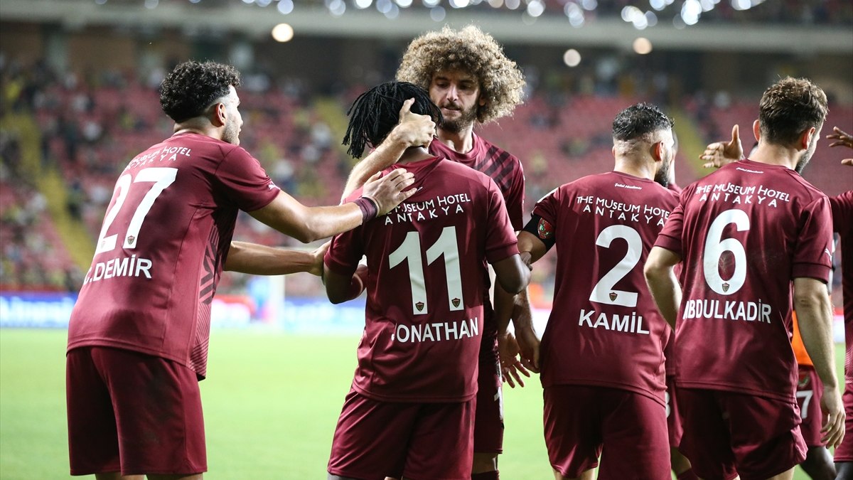 10 kişi kalan Fenerbahçe, küme düşen Hatay’dan 4 gol yedi